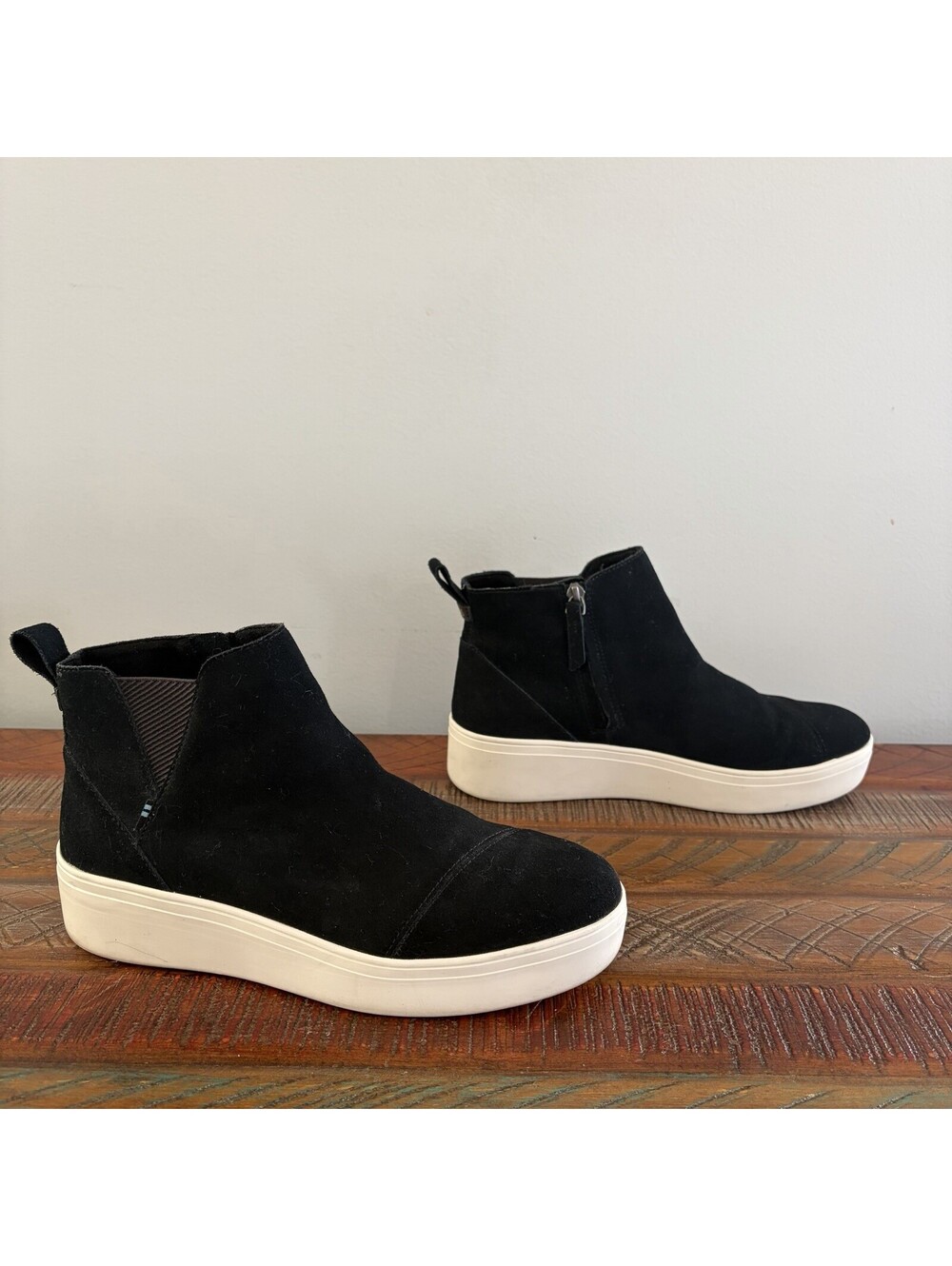 TOMS Women’s 8.5 Suede Chelsea Ankle Boots Black Platform Sneaker Wedge Everyday